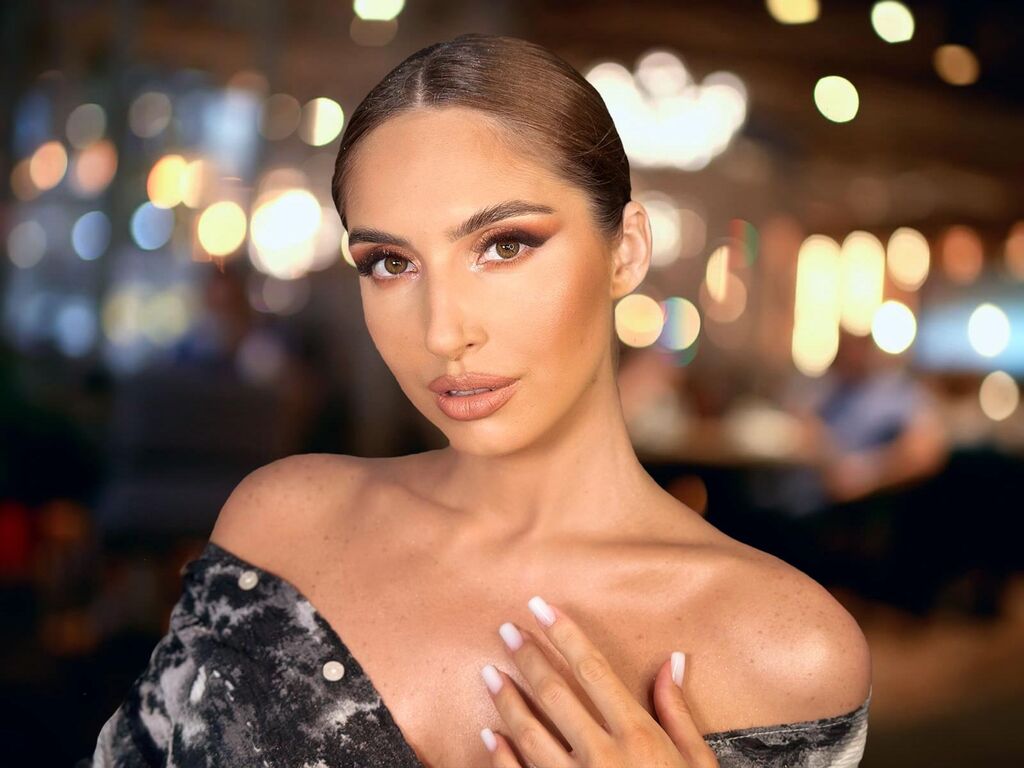 Live stream model EllieSin