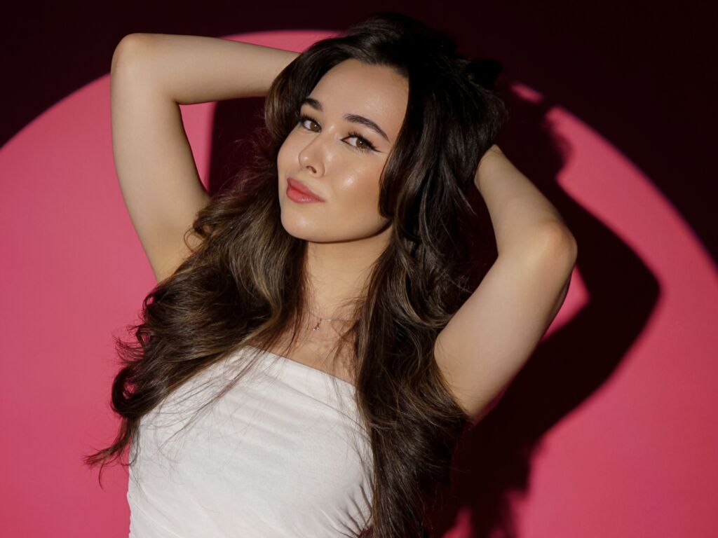 HD photo of MiaYani