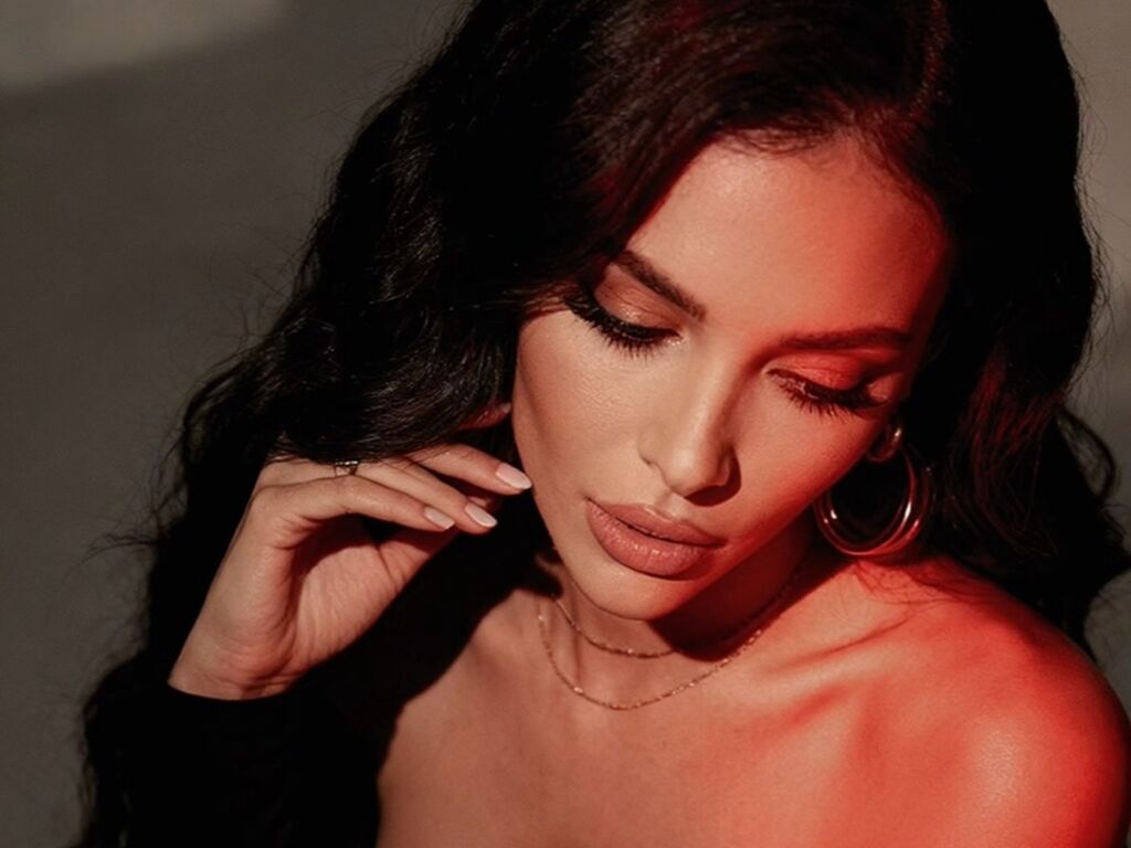 Live stream model Raisa