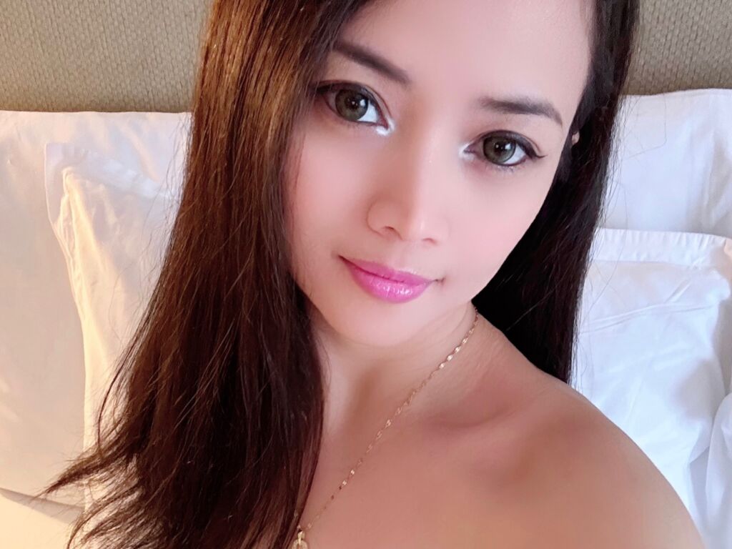 Live stream model YasmienAtos